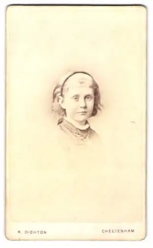 Fotografie R. Dighton, Cheltenham, Weston Villa, Junges Mädchen mit Haarreifen