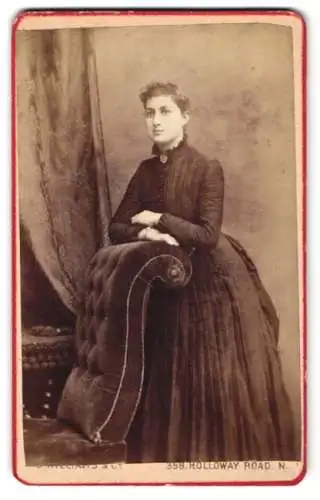 Fotografie G. Williams, London, 358 Holloway Road, Nachdenkliche junge Dame in langem schwarzen Kleid