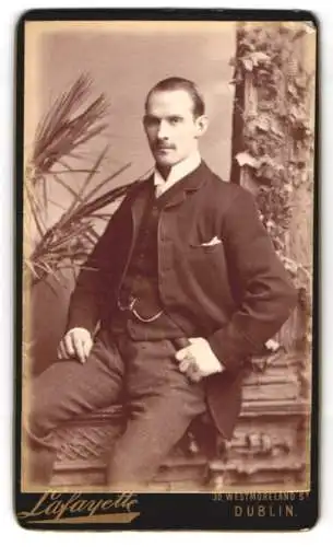 Fotografie Lafayette, Dublin, 30 Westmoreland St., Herr mit Schnurrbart in ernster Pose