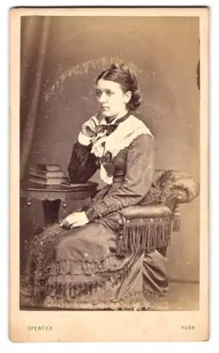 Fotografie T. Spencer, York, 51 Fossgate, Ernste junge Dame am Tisch mit weissem Kragen