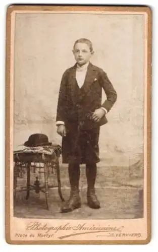 Fotografie Photographie Americaine, Verviers, Place du Martyr, Junge im Anzug mit Hut