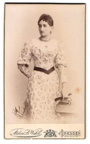 Fotografie B. Wehle, Dresden, Marienstr. 44, Dame im weiss geblümten Kleid mit Fächer