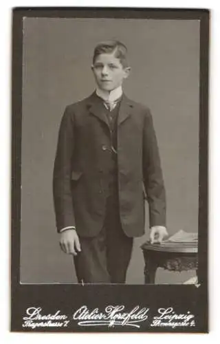 Fotografie Martin Herzfeld, Dresden, Pragerstr. 7, Junger Bursche im schwarzen Anzug mit Krawatte