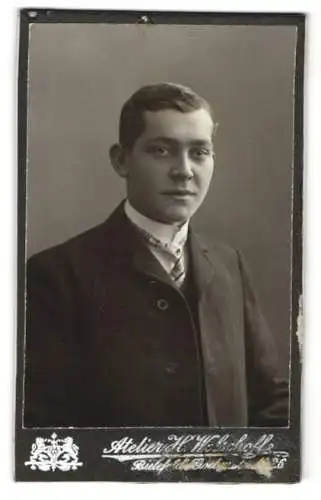 Fotografie H. Welschoff, Bielefeld, Göbenstrasse 26, Portrait, Junger Mann mit gegeltem Haar und Anzug