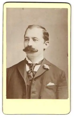 Fotografie unbekannter Fotograf und Ort, Mann im Anzug mit gezwirbeltem Schnurrbart
