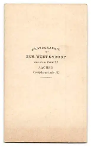 Fotografie Eug. Westendorp, Aachen, Comphausbadstr. 27, Lächelnder Herr mit Schnurrbart