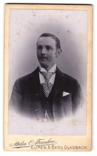 Fotografie C. Franken, Eupen, Neustrasse, Junger Mann mit gemusterter Krawatte und Schnurrbart