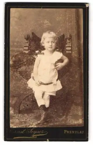 Fotografie Ernst Seyser, Prenzlau, Königstr. 159, Kleines Mädchen mit hellem Kleid
