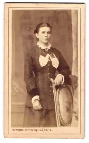 Fotografie Fr. Wilde, Görlitz, Schützenweg 1, Bürgerliche hübsche Frau im schwarzen Kleid mit hellem Kragen