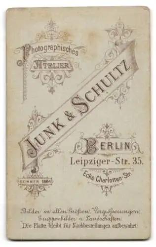 Fotografie Junk & Schultz, Berlin, Leipziger-Str. 35, Ernste Dame im schwarzen Kleid