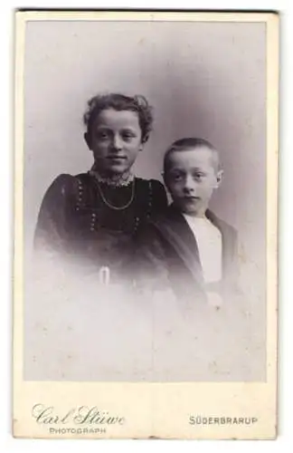 Fotografie Carl Stüwe, Süderbrarup, Junges Mädchen mit ihrem kleinen Bruder