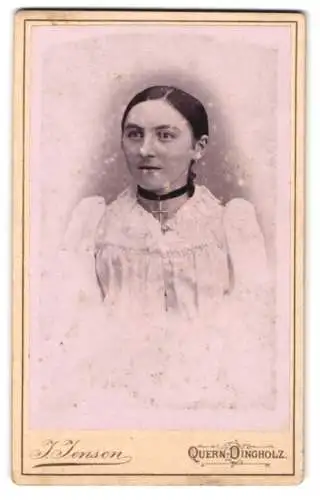 Fotografie J. Jensen, Quern-Dingholz, Junge Dame im Kleid mit Puffärmeln und einer Kreuzkette am Hals