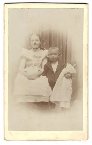 Fotografie unbekannter Fotograf und Ort, junger Knabe im Anzug mit Schwester, 1899