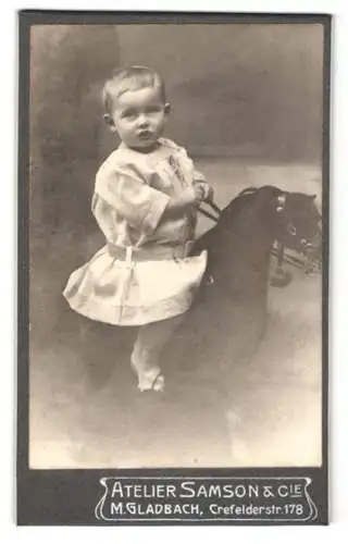 Fotografie Samson & Co, M. Gladbach, Crefelderstr. 178, Kleines Mädchen auf einem Schaukelpferd