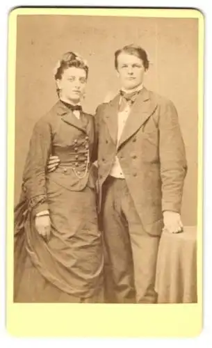 Fotografie F. Henning, Plön, Schlossberg, Hübsches junges Paar in feiner Kleidung