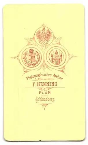 Fotografie F. Henning, Plön, Schlossberg, Hübsches junges Paar in feiner Kleidung