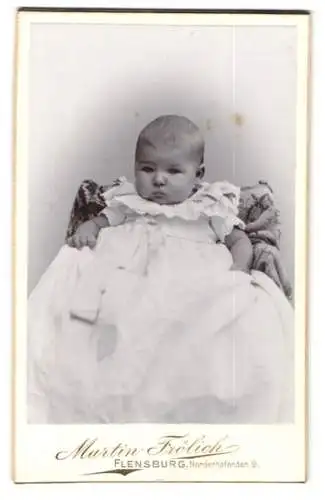 Fotografie M. Fröhlich, Flensburg, Norderhofenden 9, Süsses Baby im weissen Kleid