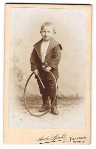 Fotografie Andr. Specht, Flensburg, Holm 12, Junge im Anzug mit Reifen