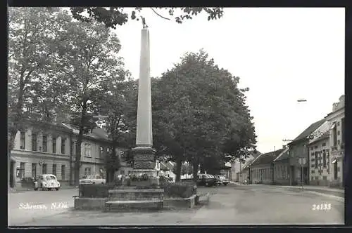 AK Schrems /N.-Oe., Strassenpartie mit Denkmal