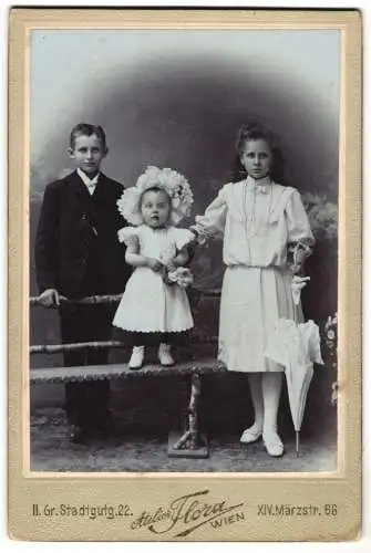 Fotografie M. Rosshändler, Wien, Gr. Stadtgutg. 22, Märzstr. 66, Junges Mädchen im Kleid mit Jungen und Kleinkind