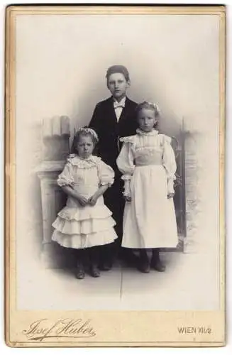 Fotografie Josef Huber, Wien-Meidling, Arndtstr. 72, Halbwüchsiger Knabe im Anzug mit zwei Mädchen