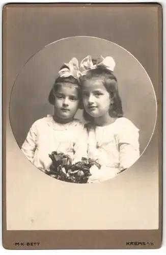 Fotografie M. K. Bett, Krems a. D., Dachsberggasse 5, Zwei Mädchen in weissen Kleidern