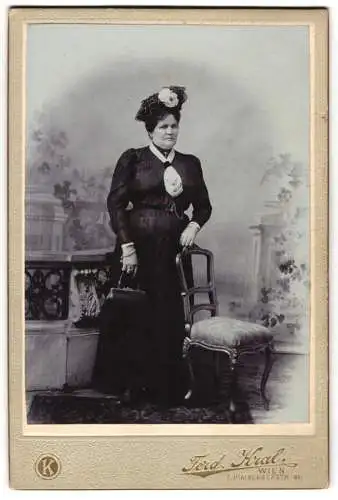 Fotografie Ferdinand Kral, Wien, Himbergerstr. 61, Bürgerliche Dame mit Handtasche
