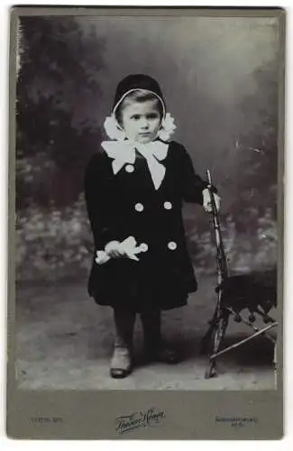 Fotografie Theodor König, Wien, Nussdorferplatz 8, Kleines Kind im Mantel mit Handschuhen
