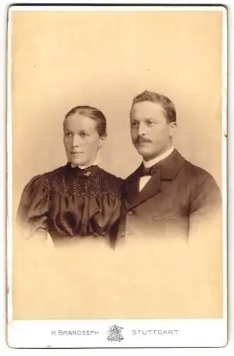 Fotografie Hermann Brandseph, Stuttgart, Marienstr. 36, Bürgerliches Paar in hübscher Kleidung