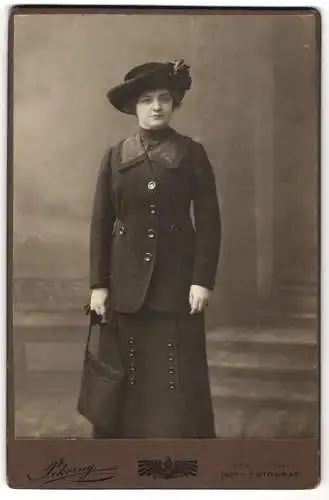 Fotografie Pokorny, Wien, Mariahilferstr. 55, Junge Dame im Kostüm mit Handtasche