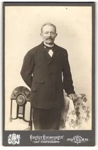 Fotografie Ernst Eichgrun, Potsdam, Nauener-Str. 27, Elegant gekleideter Herr mit Schnauzbart