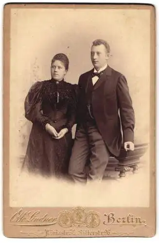 Fotografie Otto Lindner, Berlin, Königstr. 30, Ritterstr. 96, Junges Paar in eleganter Kleidung