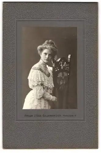 Fotografie J. Volk, Gelsenkirchen, Marktstr. 9, Junge Dame im hübschen Kleid