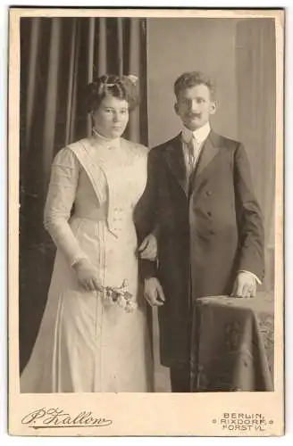 Fotografie P. Zallow, Berlin-Rixdorf, Bergstr. 140, Junges Paar in eleganter Kleidung