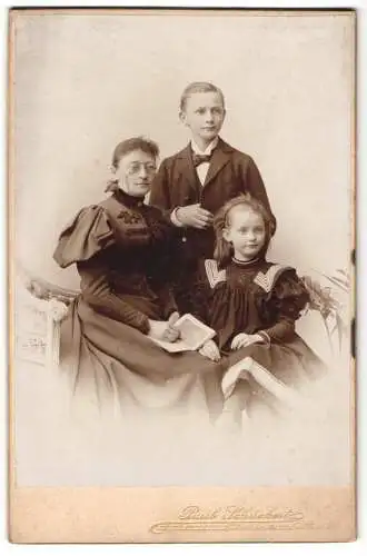 Fotografie Paul Schückert, Charlottenburg, Berlinerstr. 112, Bürgerliche Dame mit zwei Kindern