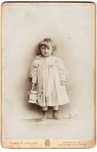 Fotografie Atelier Globus, Berlin, Leipziger-Str. 132-135, Kleines Mädchen im Kleid mit Giesskanne
