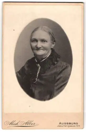 Fotografie Mich. Alber, Augsburg, Jesuitengasse 414, Ältere Dame mit zurückgebundenem Haar