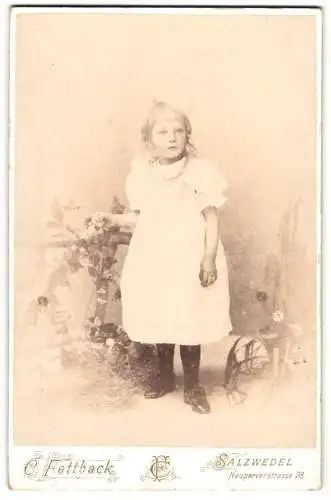 Fotografie C. Fettback, Salzwedel, Neuperverstr. 28, Kleines Mädchen im weissen Kleid