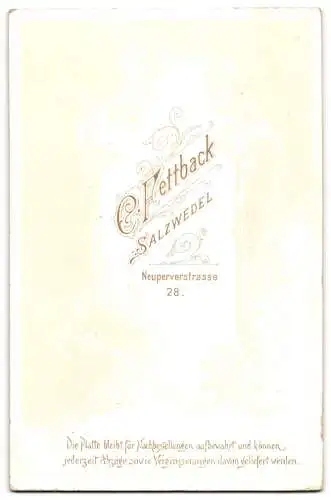 Fotografie C. Fettback, Salzwedel, Neuperverstr. 28, Kleines Mädchen im weissen Kleid