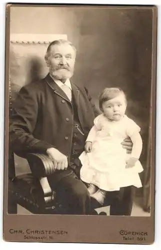 Fotografie Chr. Christensen, Köpenick, Schlossstr. 16, Älterer Herr im Anzug mit einem Kleinkind