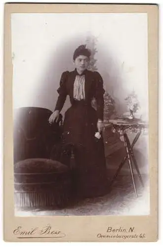 Fotografie Emil Bess, Berlin, Oranienburger-Str. 45, Junge Dame im Kleid mit Nelke