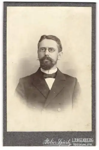 Fotografie Atelier Spiertz, Langenberg, Vosskuhlstrasse, Elegant gekleideter Herr mit Zwicker