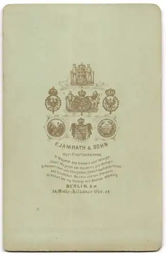 Fotografie F. Jamrath & Sohn, Berlin, Belle-Alliance-Str. 14, Hübscher Knabe im Anzug mit Fotoalbum