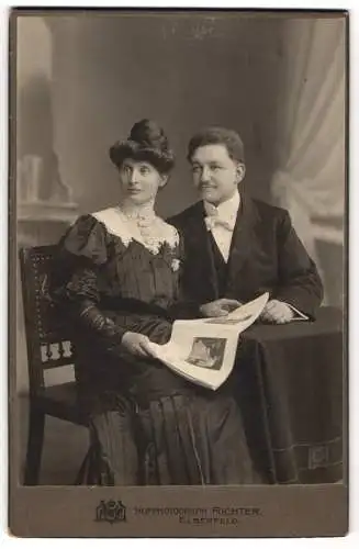 Fotografie W. Richter, Elberfeld, Herzogstr. 20, Elegantes Paar mit Zeitung