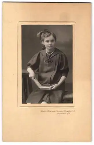 Fotografie Atelier Herf, Frankfurt a. M., Bergerstr. 173, Junges Mädchen im Kleid mit einem Buch