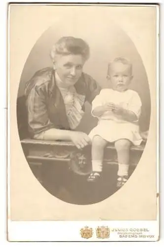 Fotografie Julius Goebel, Bad Ems, Ältere Dame im Kleid mit kleinem Kind