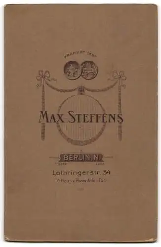 Fotografie Max Steffens, Berlin, Lothringerstr. 54, Ältere Dame im Spitzenkleid mit Buch