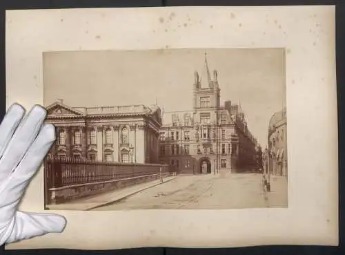 Fotografie unbekannter Fotograf, Ansicht Cambridge, Senate House and Gaius College from King`s Parade