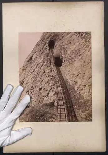 Fotografie unbekannter Fotograf, Ansicht Pilatus, Pilatisbahn, Bergbahn mit Tunnel, Rückseite Bergsteiger im Gletscher