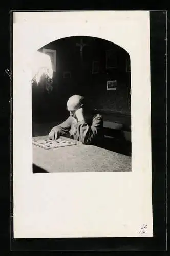 Foto-AK Mann beim Mühlespiel